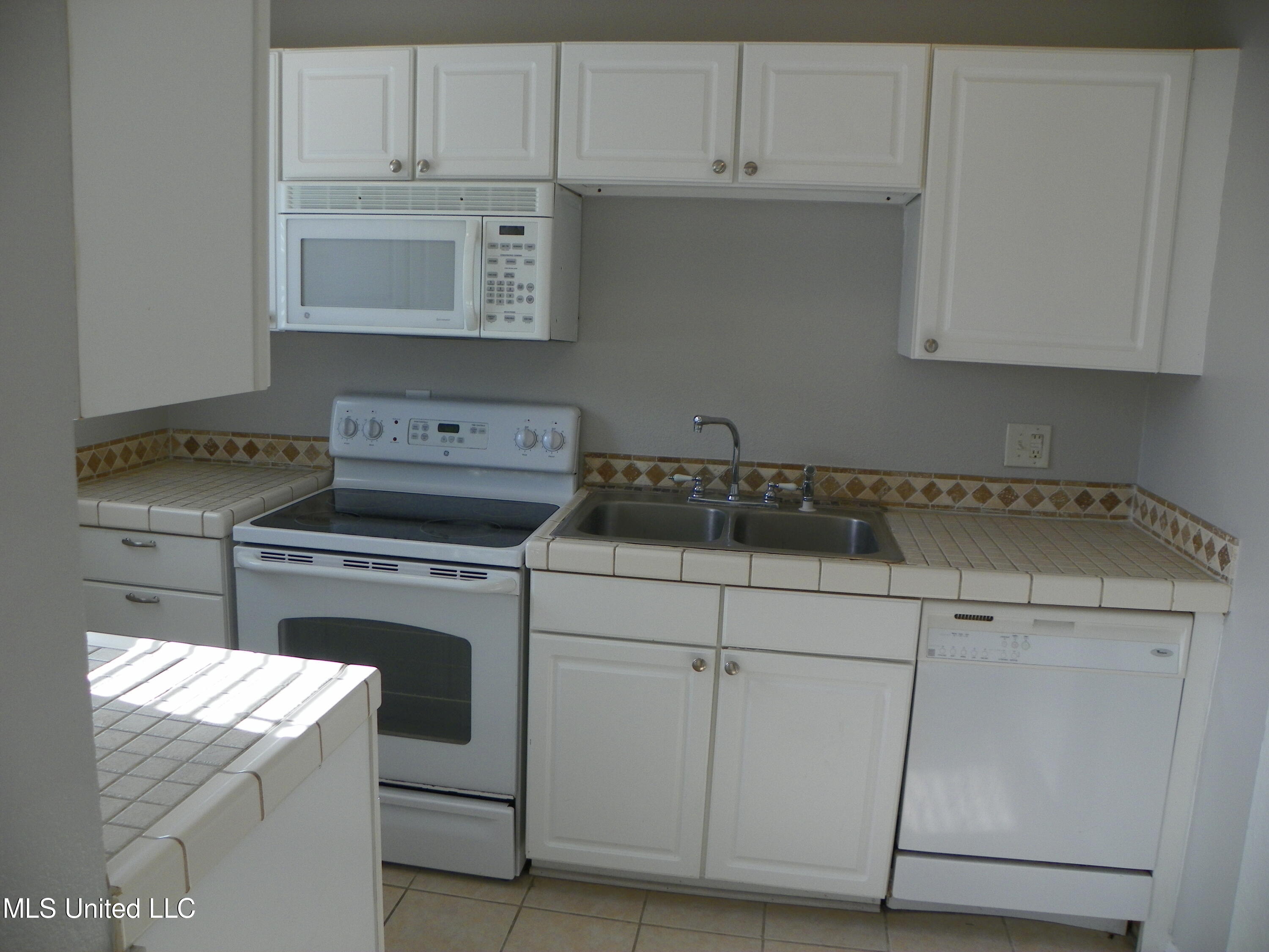 431 Bechtel Boulevard, Unit 3 Ocean Springs, MS 39564 - Photo 4 of 11 kitchen 2