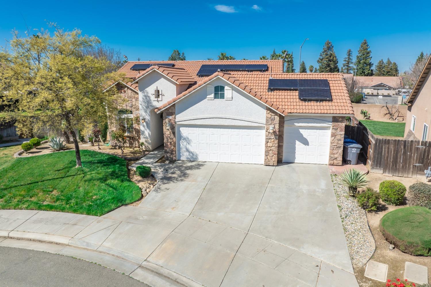 2727 Pear Tree Drive Madera, CA 93637 - Photo 2 of 36 a front view of a house with a yard and garage