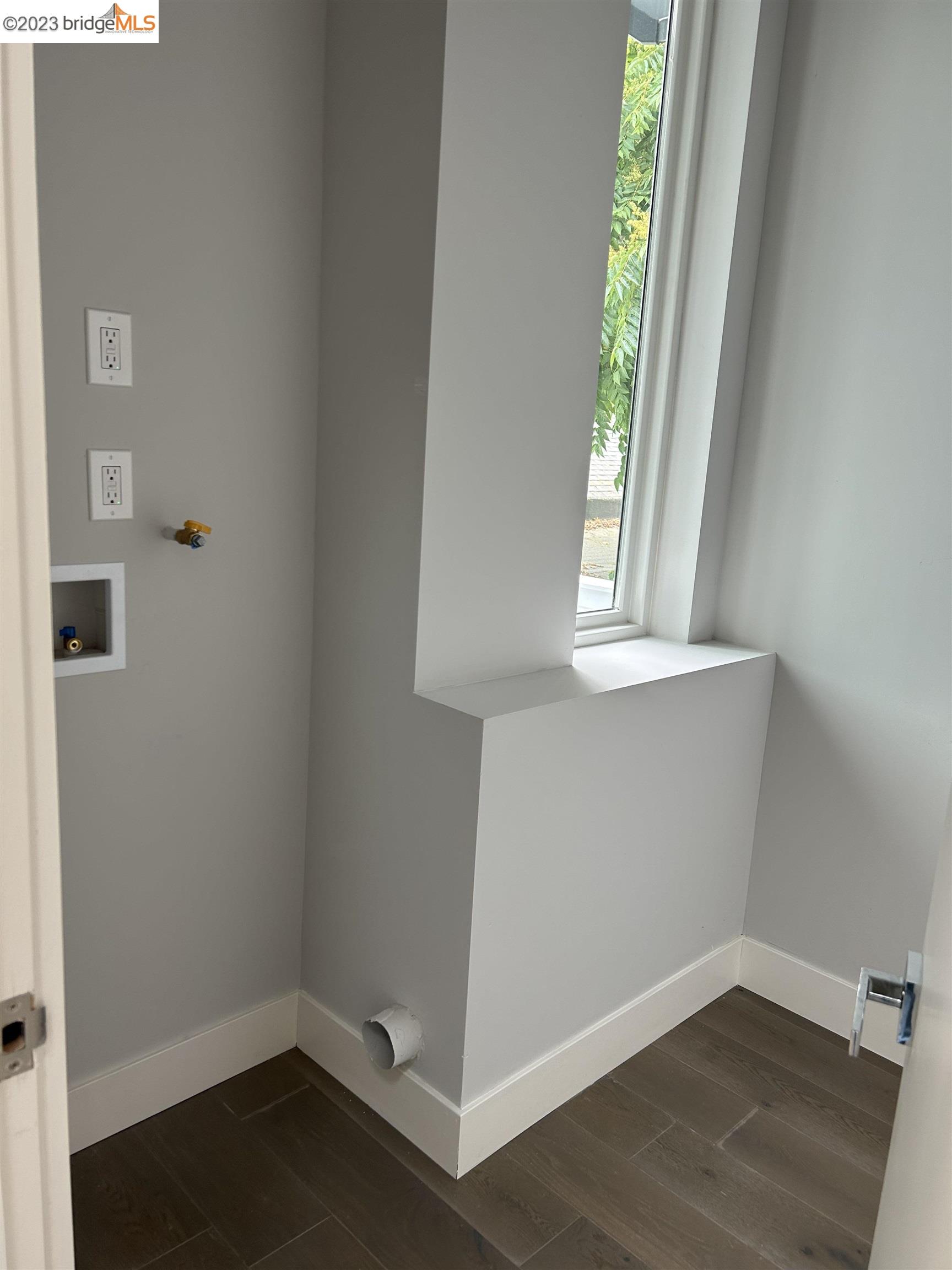 1677 12th Street Oakland, CA 94607 - Photo 12 of 15 a view of empty room with window