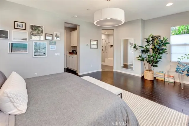 a view of livingroom with furniture