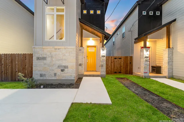 a view of back yard of the house