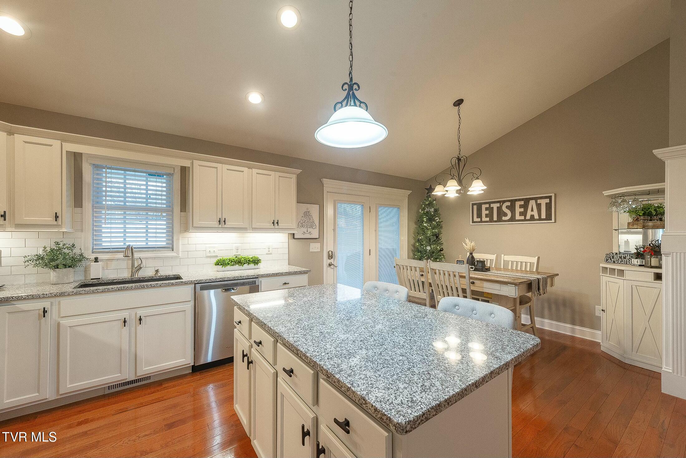 206 Crest Drive Mount Carmel, TN 37645 - Photo 20 of 63 Kitchen