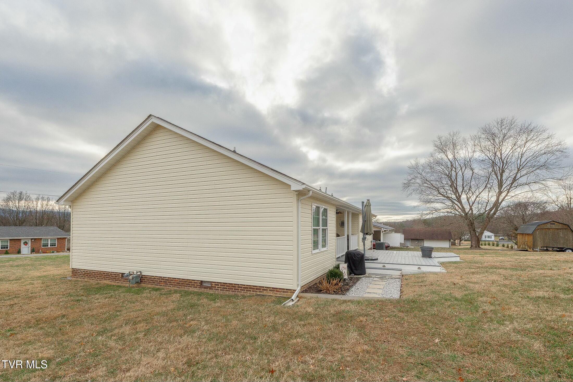 206 Crest Drive Mount Carmel, TN 37645 - Photo 4 of 63 Side of home