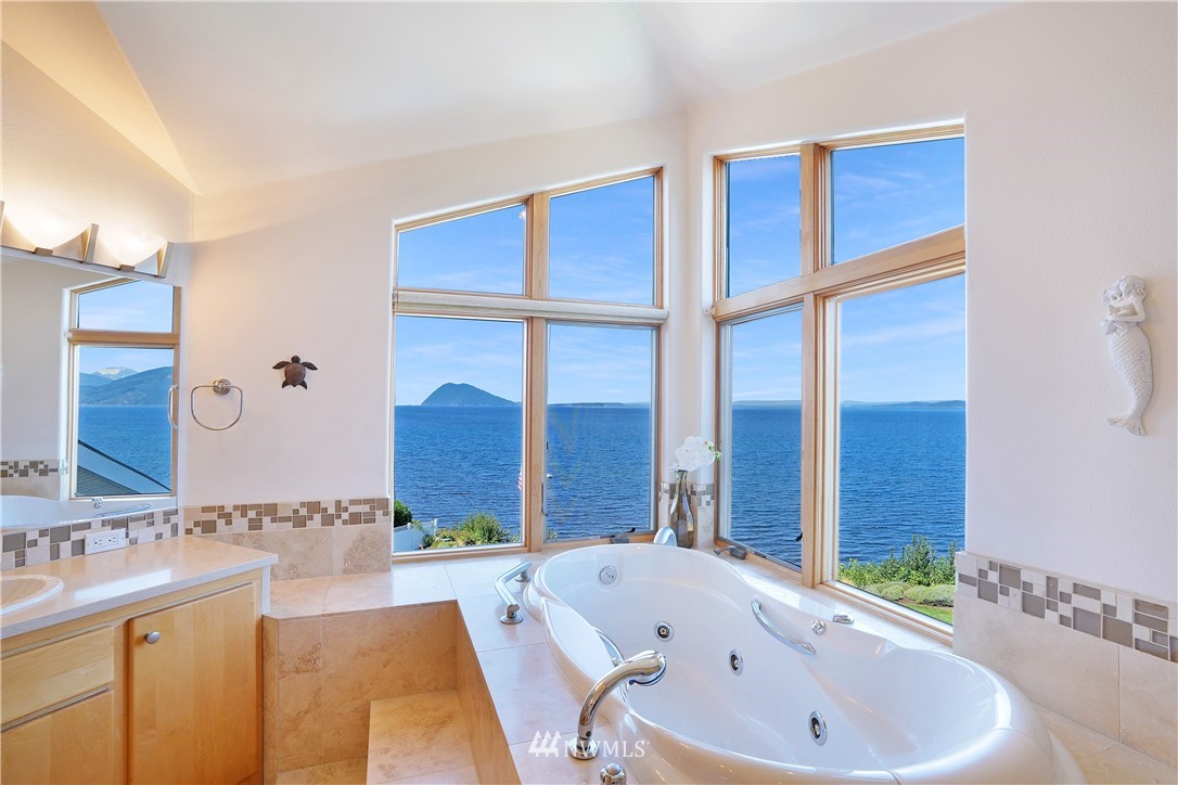 4844 G Loop Bow, WA 98232 - Photo 27 of 40 a bathroom with a tub and a sink