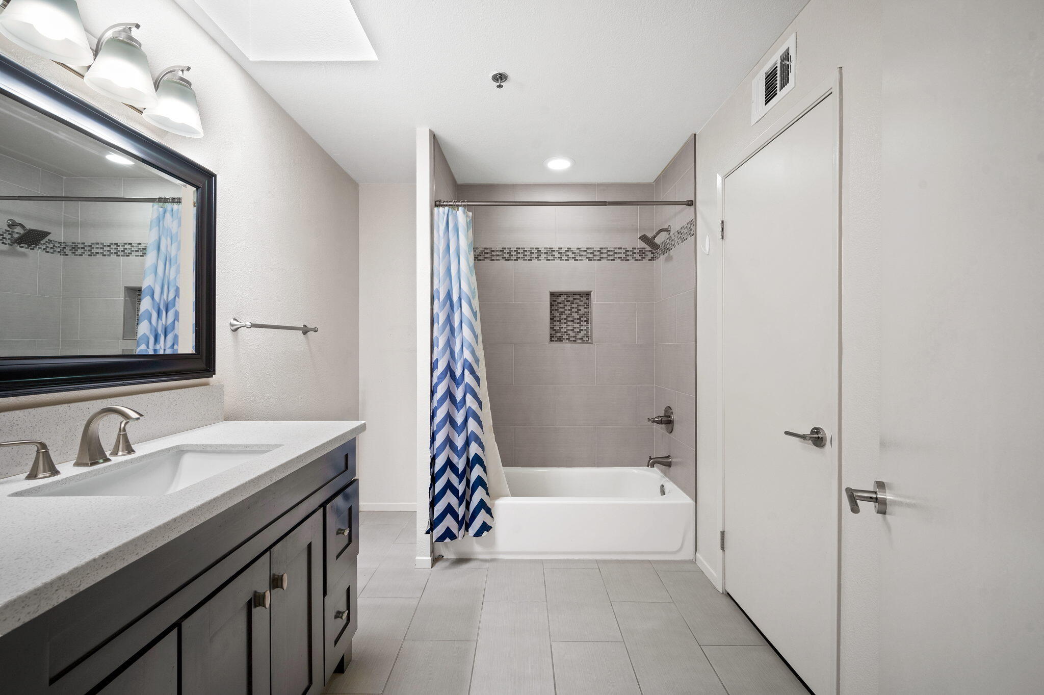 200 East Racquet Club Road, Unit 52 Palm Springs, CA 92262 - Photo 16 of 23 a bathroom with a tub a sink and mirror
