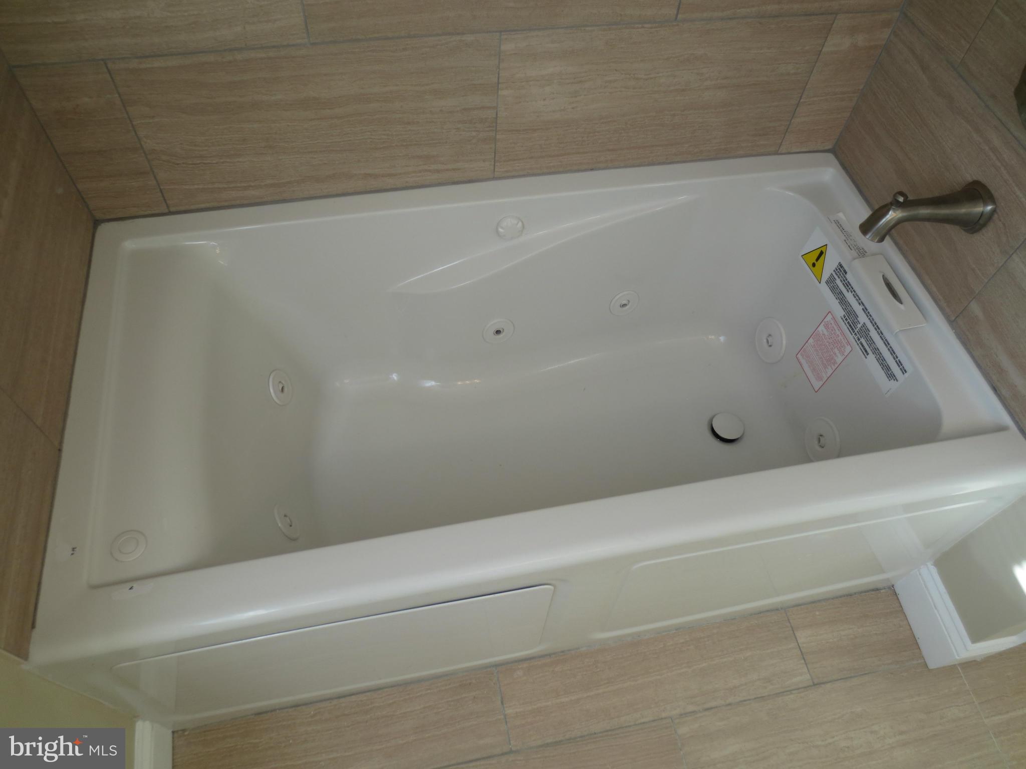 1704 Heathfield Road Baltimore, MD 21239 - Photo 11 of 28 Jacuzzi