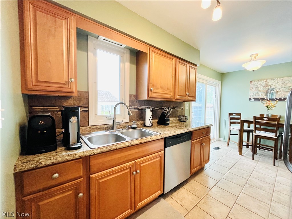 15546 Hummel Road Brook Park, OH 44142 - Photo 8 of 41