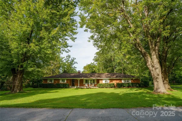 $575,000 | 335 Lake Cir Drive, Hendersonville, NC 28792