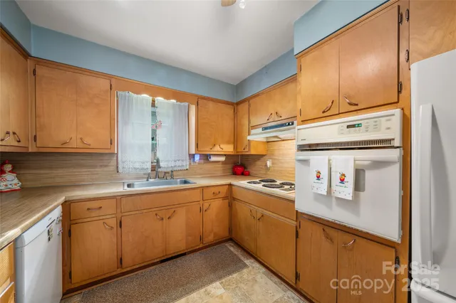 $612,500 | 335 Lake Cir Drive, Hendersonville, NC 28792