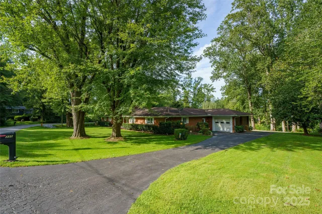 $612,500 | 335 Lake Cir Drive, Hendersonville, NC 28792