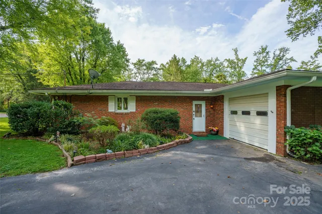 $612,500 | 335 Lake Cir Drive, Hendersonville, NC 28792