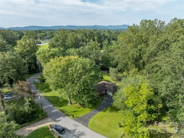 $612,500 | 335 Lake Cir Drive, Hendersonville, NC 28792