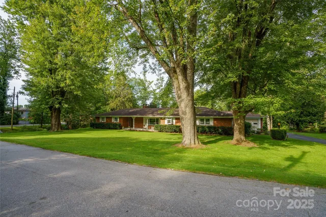 $612,500 | 335 Lake Cir Drive, Hendersonville, NC 28792