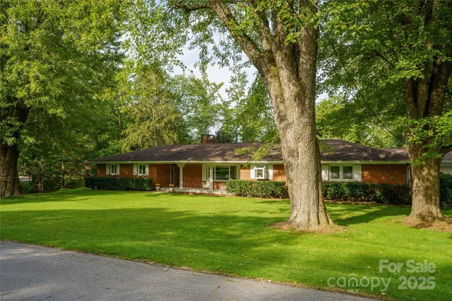 $612,500 | 335 Lake Cir Drive, Hendersonville, NC 28792