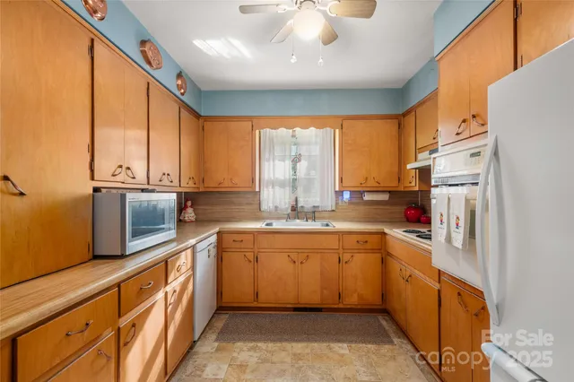 $612,500 | 335 Lake Cir Drive, Hendersonville, NC 28792