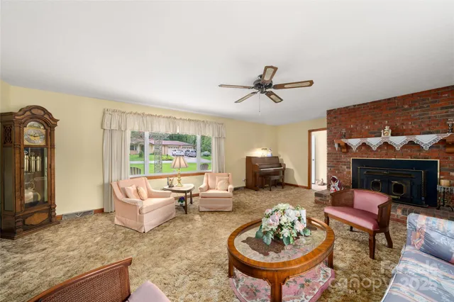 $612,500 | 335 Lake Cir Drive, Hendersonville, NC 28792