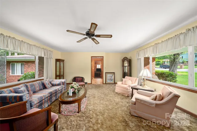 $612,500 | 335 Lake Cir Drive, Hendersonville, NC 28792