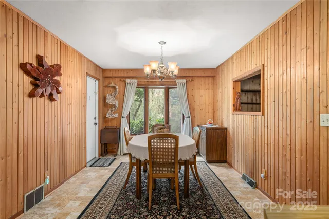 $612,500 | 335 Lake Cir Drive, Hendersonville, NC 28792