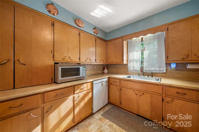 $612,500 | 335 Lake Cir Drive, Hendersonville, NC 28792