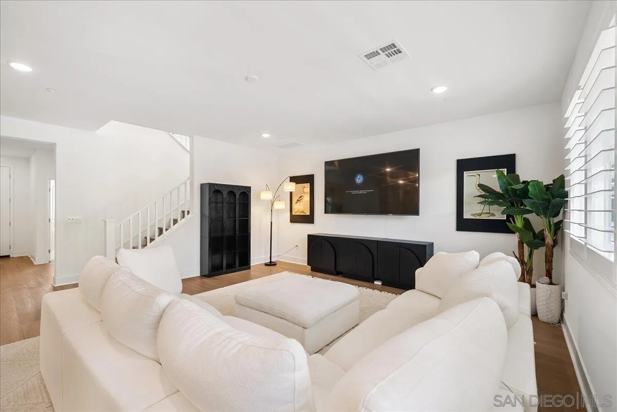 35562 Orchard Trail Fallbrook, CA 92028 - Photo 13 of 53 Living Room
