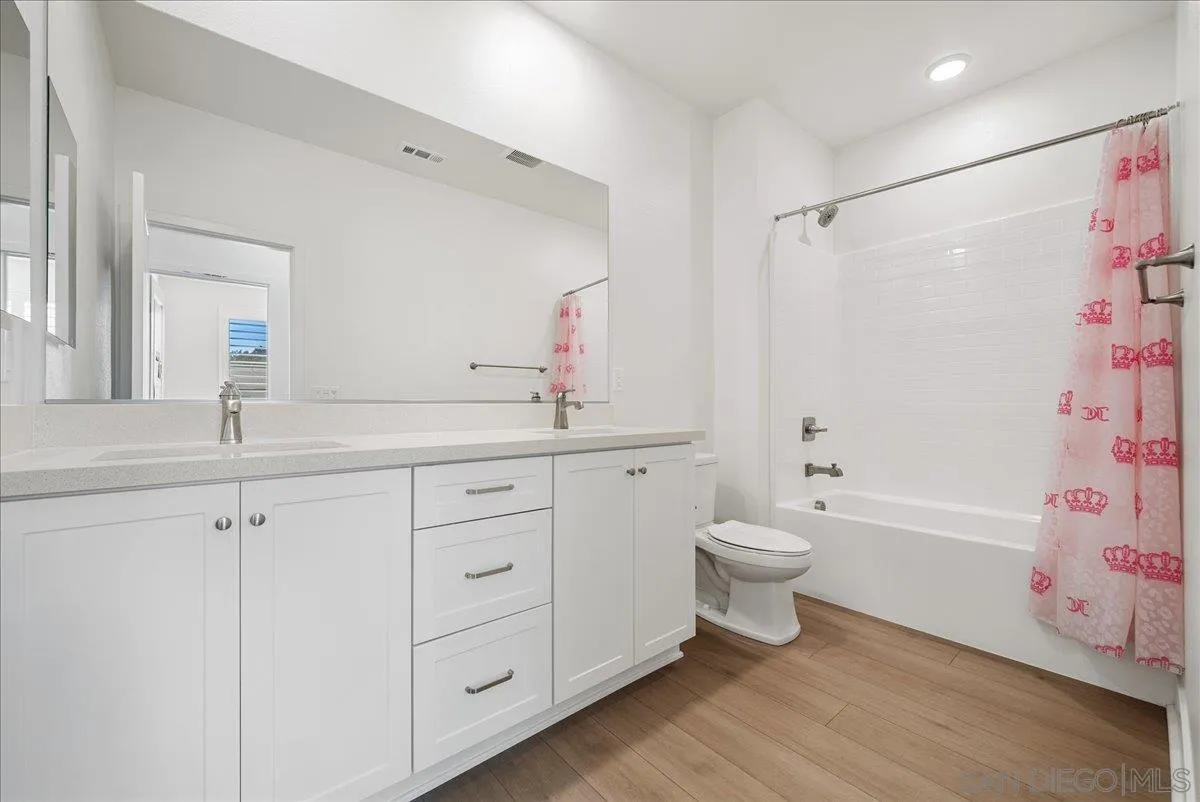 35562 Orchard Trail Fallbrook, CA 92028 - Photo 26 of 57 Upstairs bathroom
