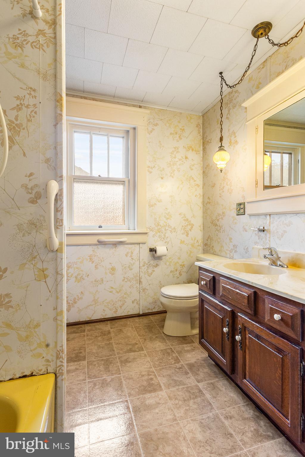 837 Broadway Hanover, PA 17331 - Photo 17 of 35 Full Bath Tub/Shower