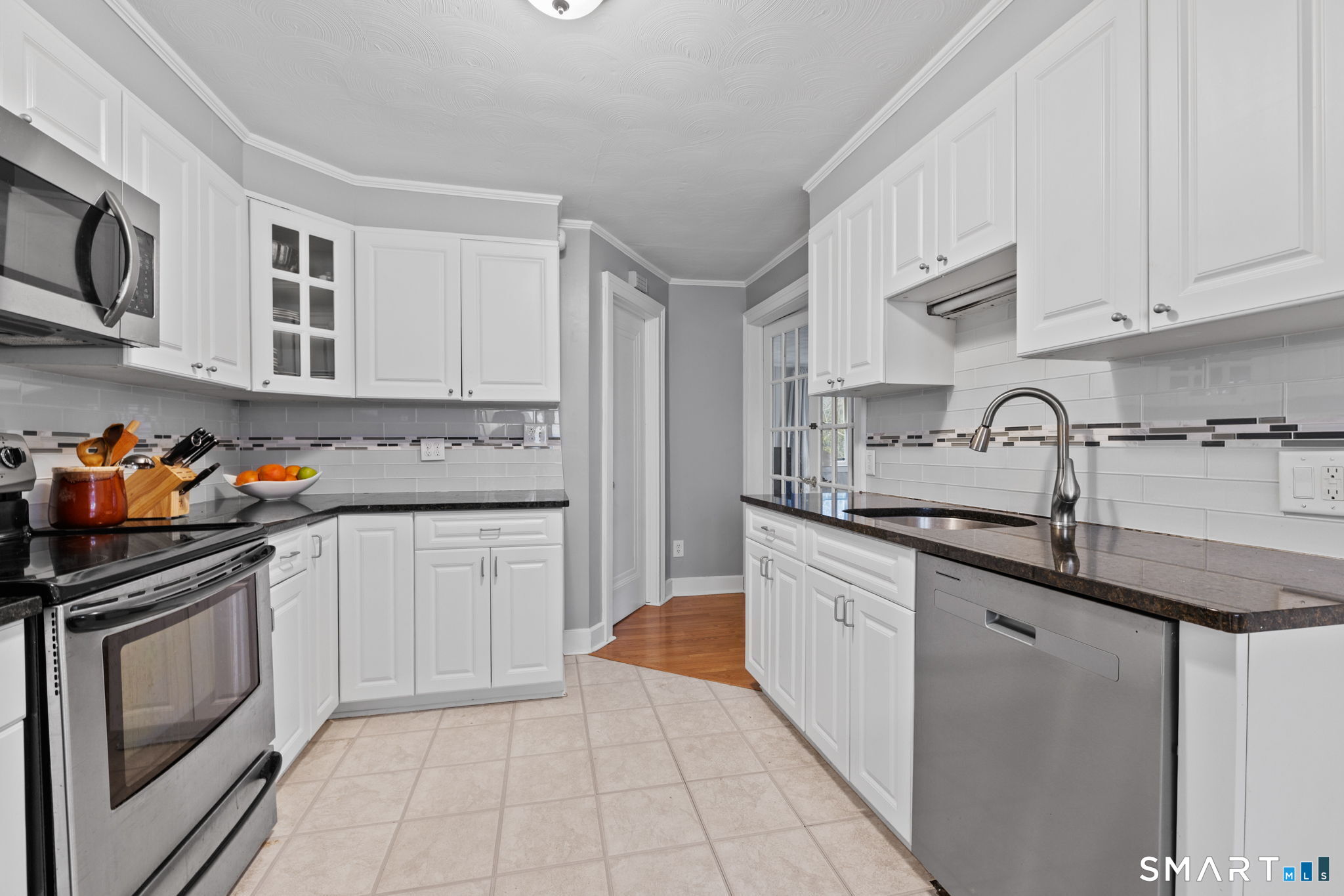 36 Meadowbrook Road West Hartford, CT 06107 - Photo 8 of 37