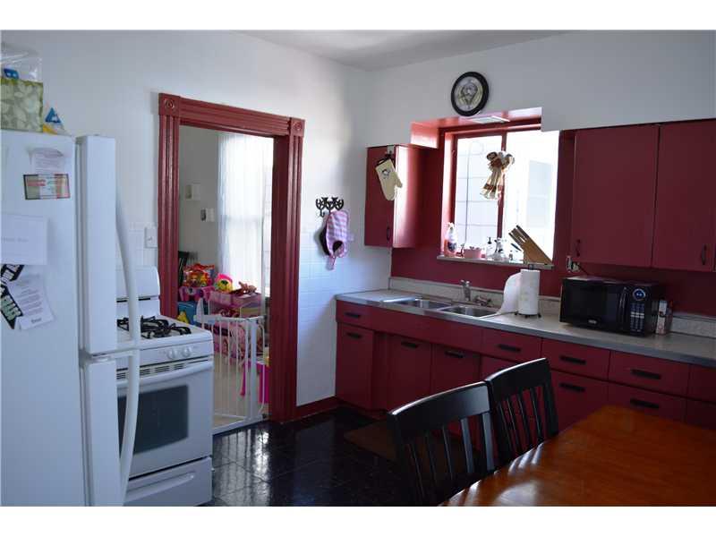 400 Grove Street McKees Rocks, PA 15136 - Photo 7 of 10 Kitchen.