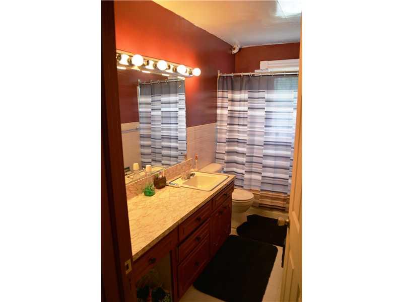 400 Grove Street McKees Rocks, PA 15136 - Photo 10 of 10 Full Bath.