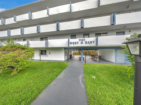 a view of building with a yard