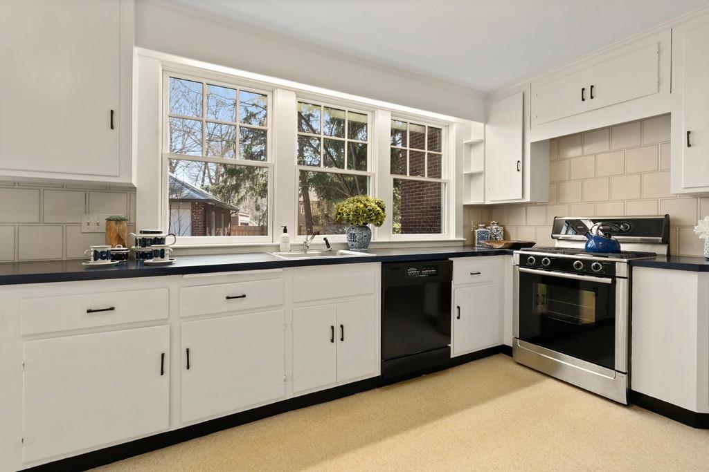 40 Royce Road Newton, MA 02459 - Photo 15 of 34