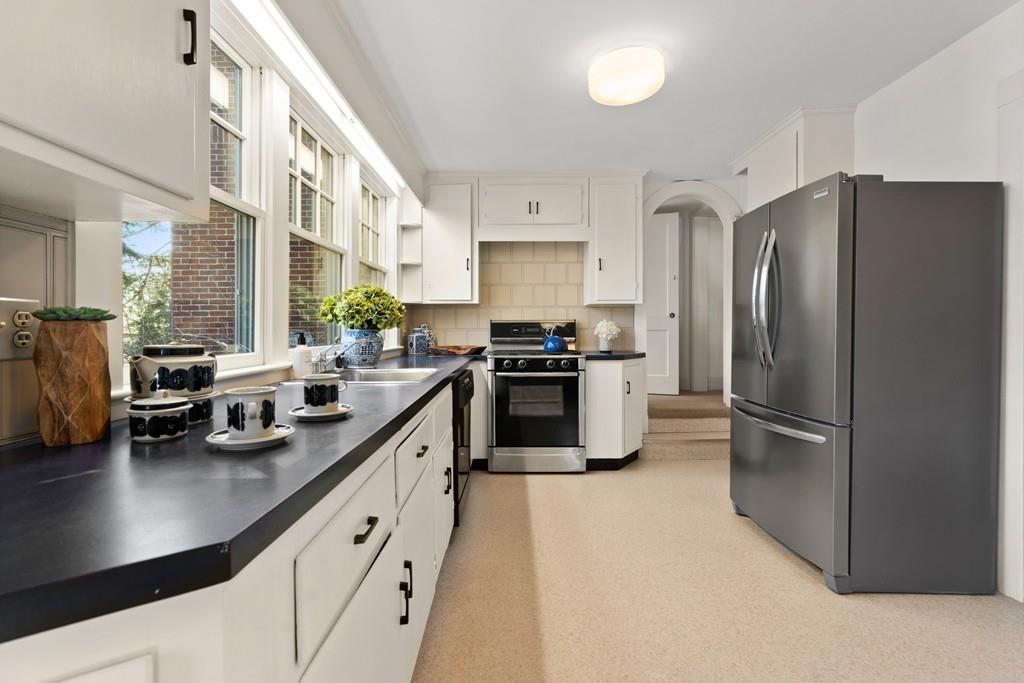 40 Royce Road Newton, MA 02459 - Photo 8 of 34