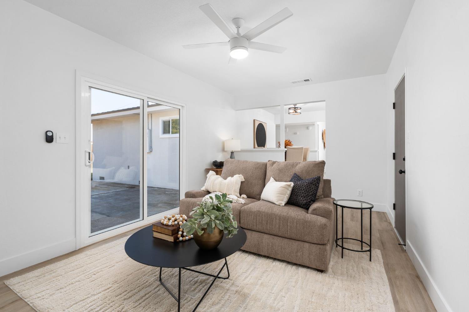 801 West Santa Ana Avenue Clovis, CA 93612 - Photo 18 of 32 a living room with furniture and a potted plant