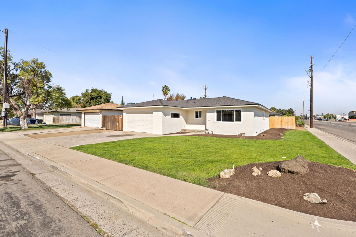 801 West Santa Ana Avenue Clovis, CA 93612 - Photo 2 of 32 a front view of a house with a yard