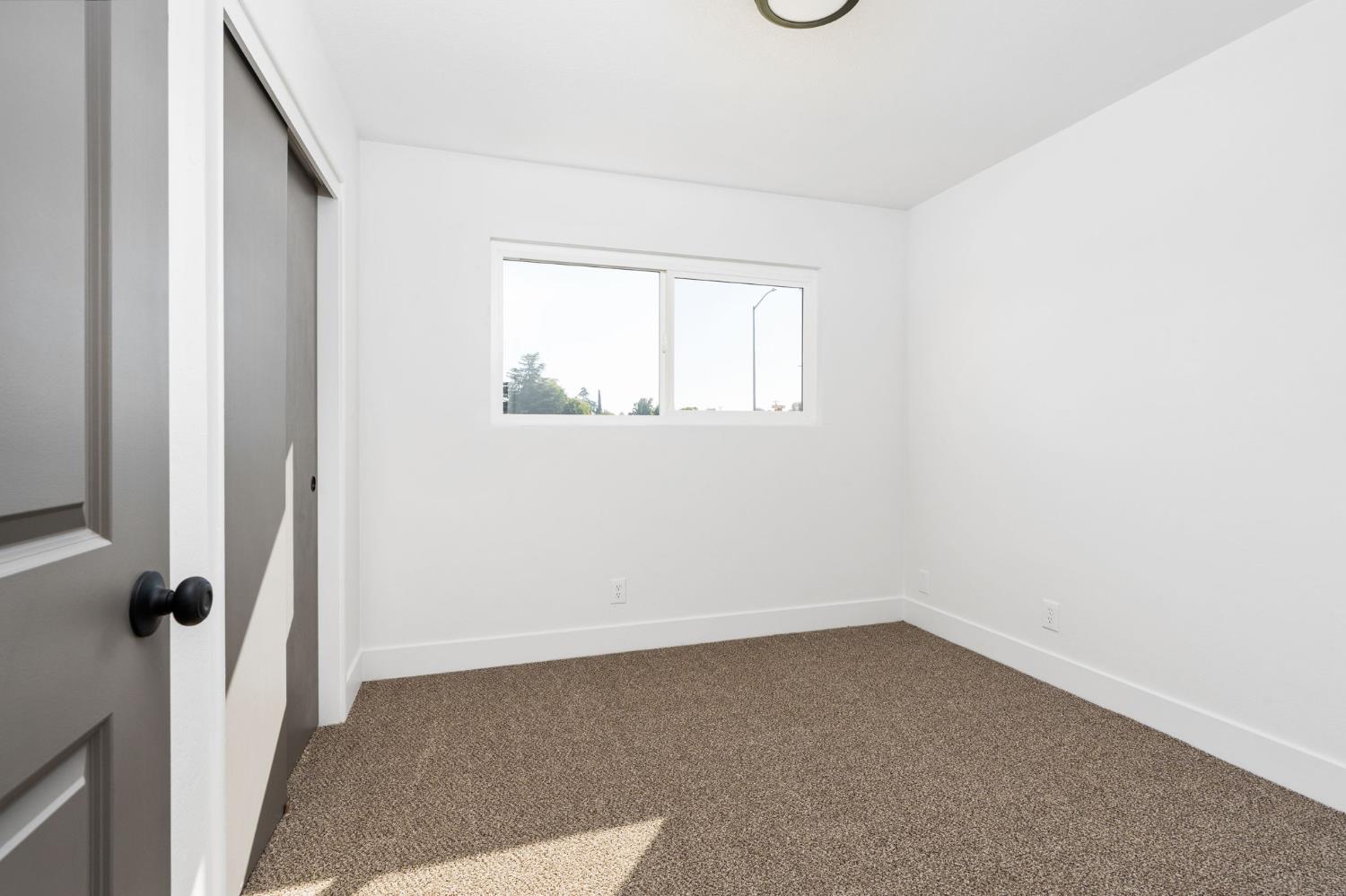 801 West Santa Ana Avenue Clovis, CA 93612 - Photo 21 of 32 an empty room with a window