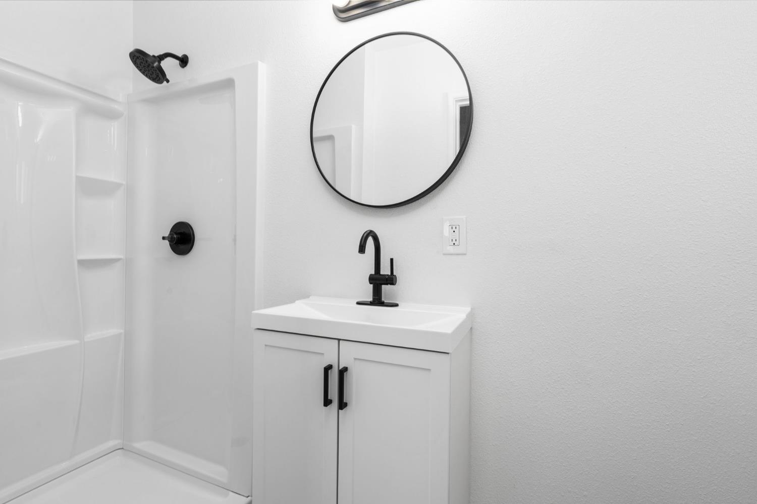 801 West Santa Ana Avenue Clovis, CA 93612 - Photo 25 of 32 a bathroom with a sink and mirror