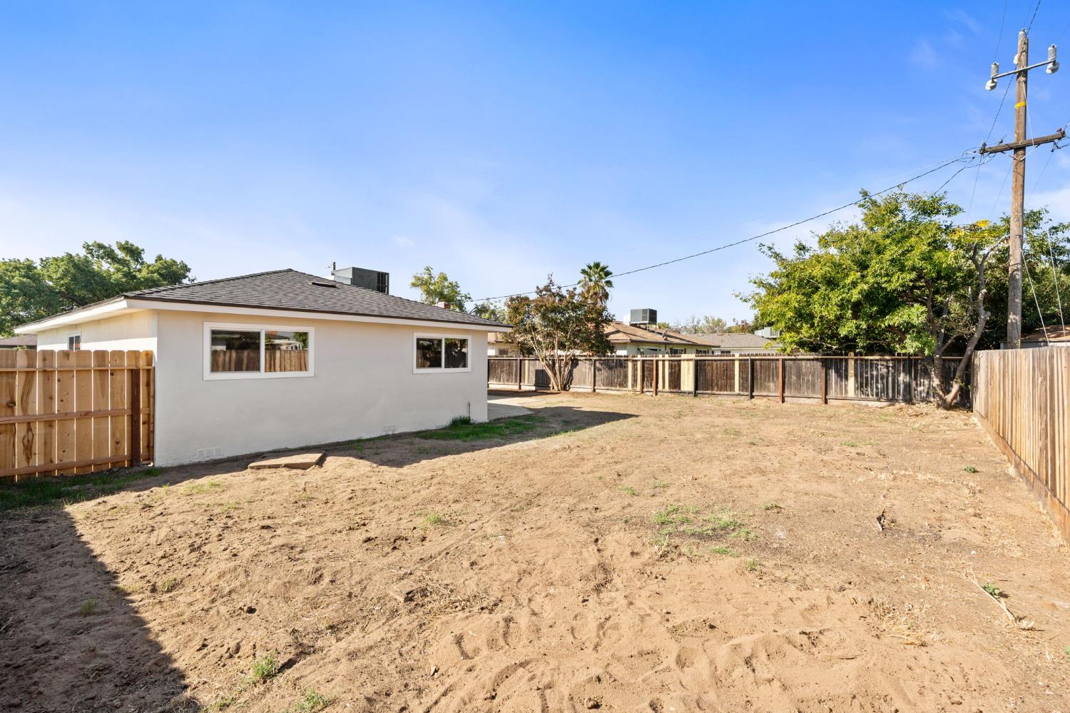 801 West Santa Ana Avenue Clovis, CA 93612 - Photo 30 of 32 a front view of a house with a yard