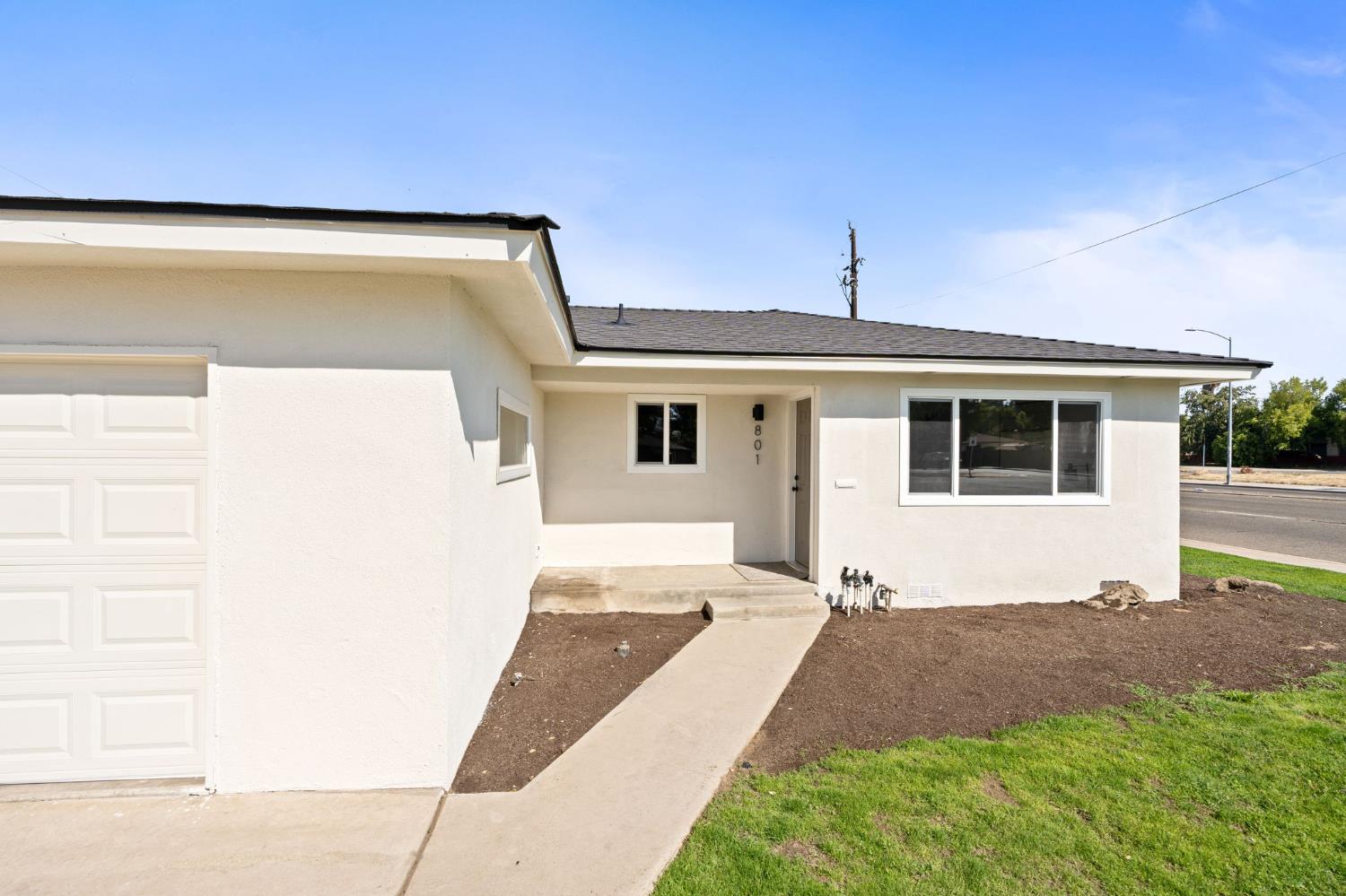 801 West Santa Ana Avenue Clovis, CA 93612 - Photo 3 of 32 a front view of a house with a garden