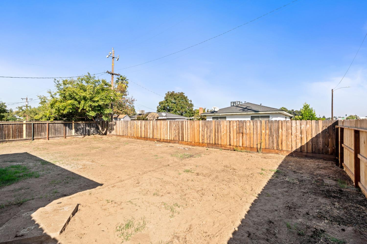 801 West Santa Ana Avenue Clovis, CA 93612 - Photo 31 of 32 a view of a backyard