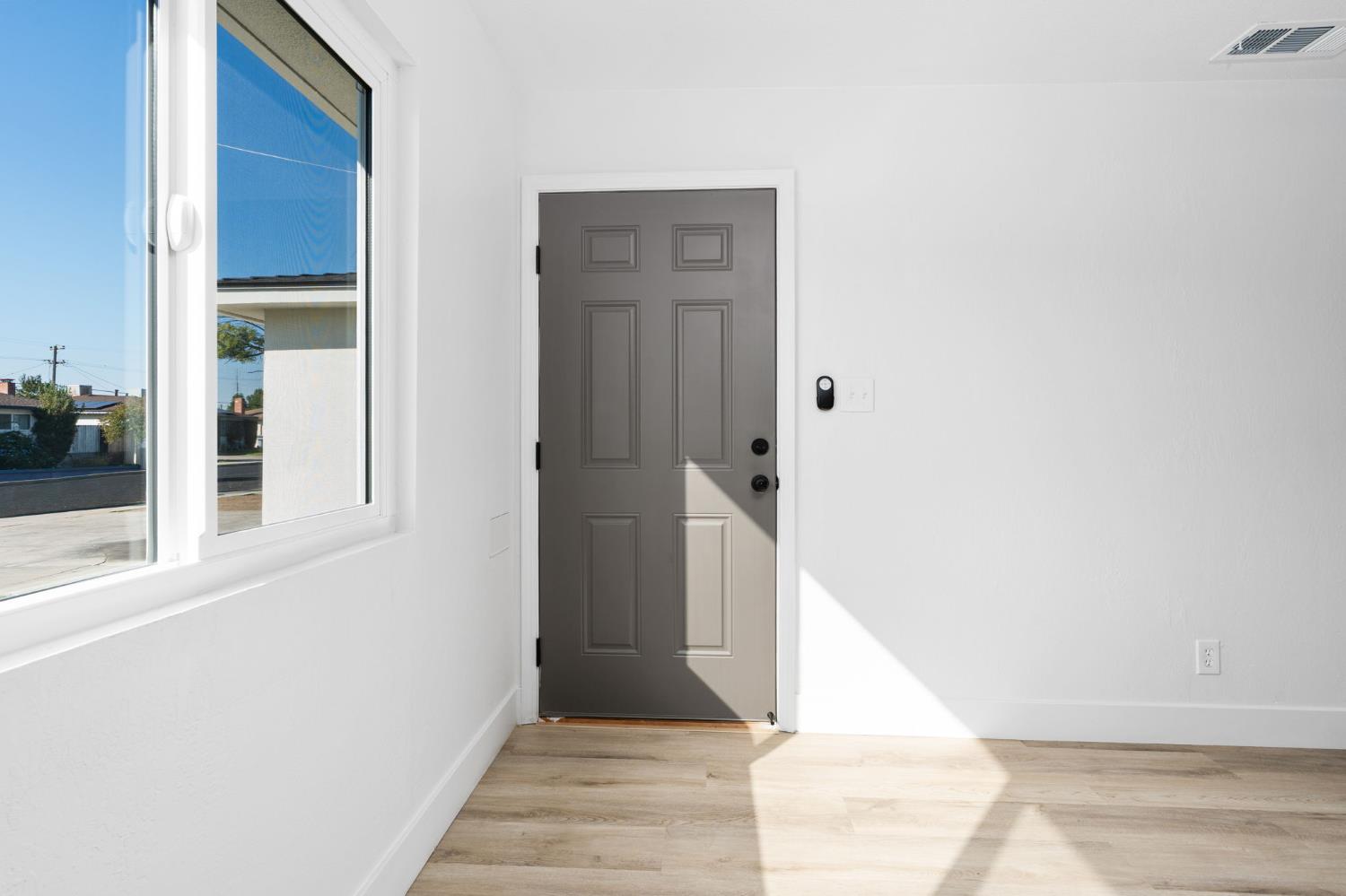 801 West Santa Ana Avenue Clovis, CA 93612 - Photo 4 of 32 a view of an entryway