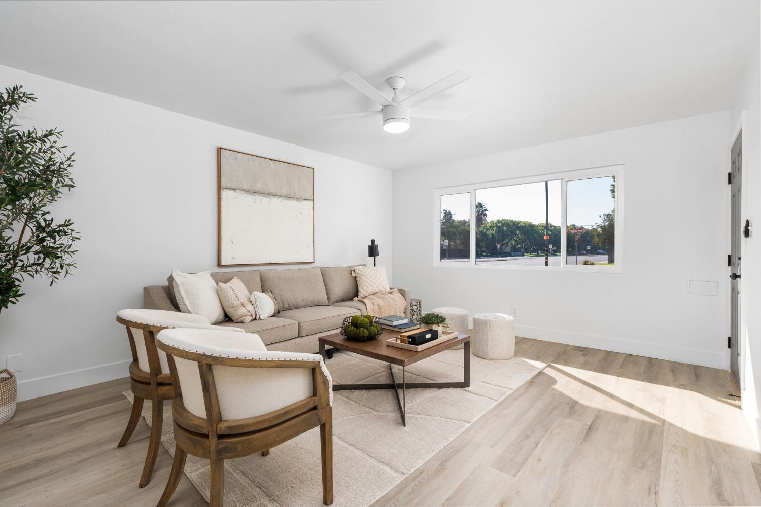 801 West Santa Ana Avenue Clovis, CA 93612 - Photo 6 of 32 a living room with furniture and a window