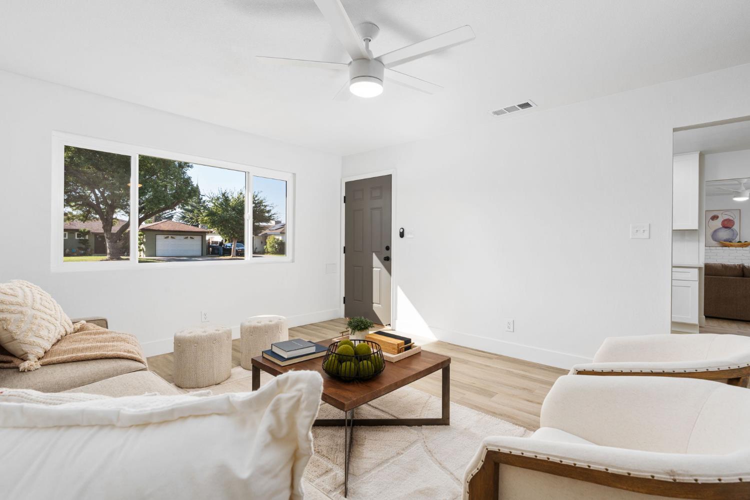 801 West Santa Ana Avenue Clovis, CA 93612 - Photo 8 of 32 a living room with furniture and a large window