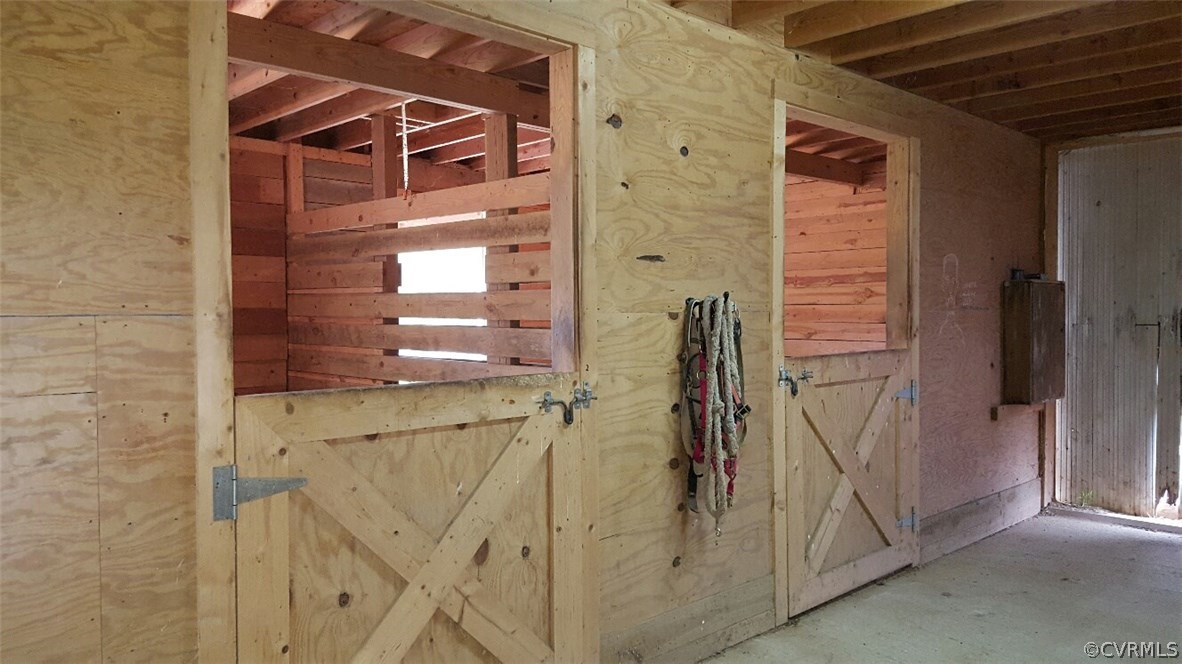 3170 Duke Road Powhatan, VA 23139 - Photo 21 of 27 5 stall barn, tack/ feed room room