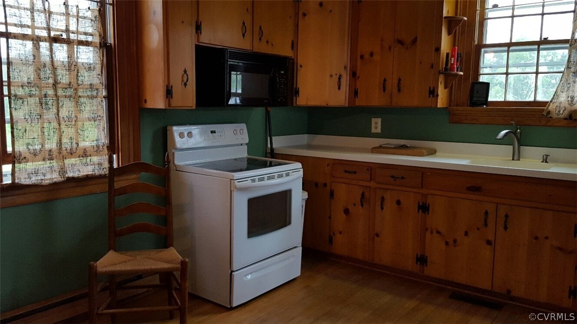 3170 Duke Road Powhatan, VA 23139 - Photo 8 of 27 Eat in kitchen with pine cabinets, new range plus