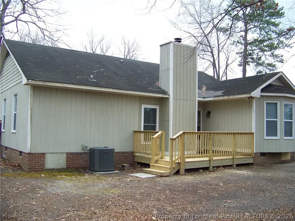 a view of a house with backyard