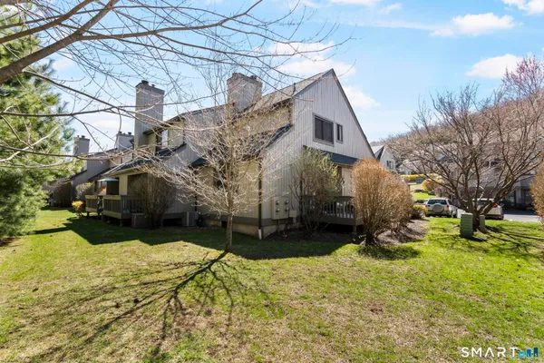 a view of a yard with a house