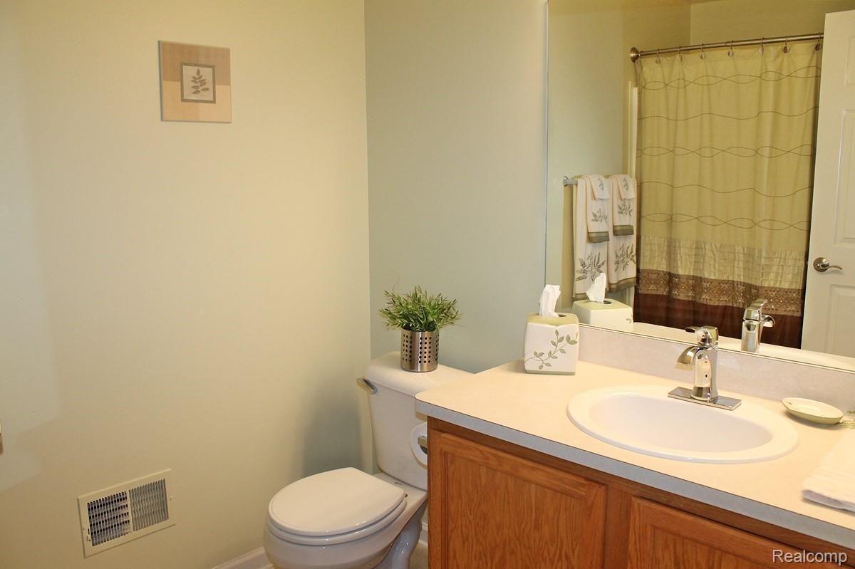 11696 Farmington Road Livonia, MI 48150 - Photo 23 of 39 IMG_7417.JPG