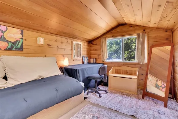 a view of backyard with a garden