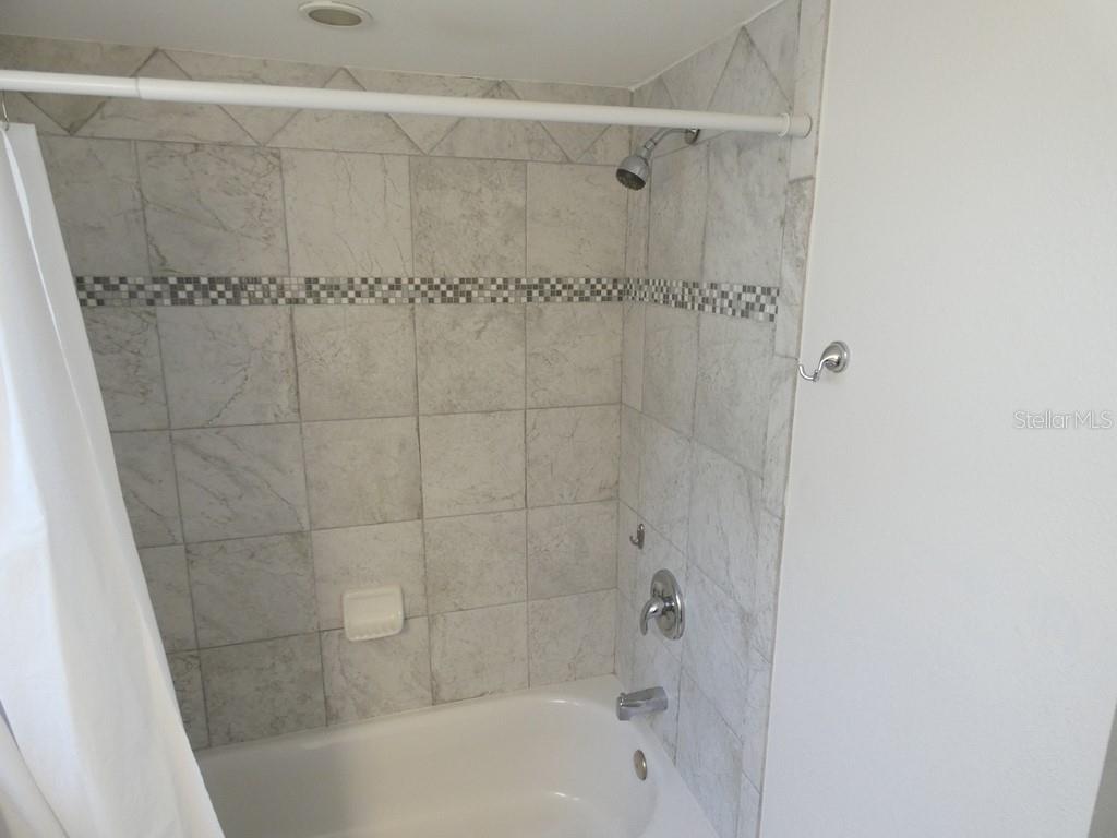 1960 Union Street, Unit 41 Clearwater, FL 33763 - Photo 23 of 45 a bathroom with a shower and a bath tub