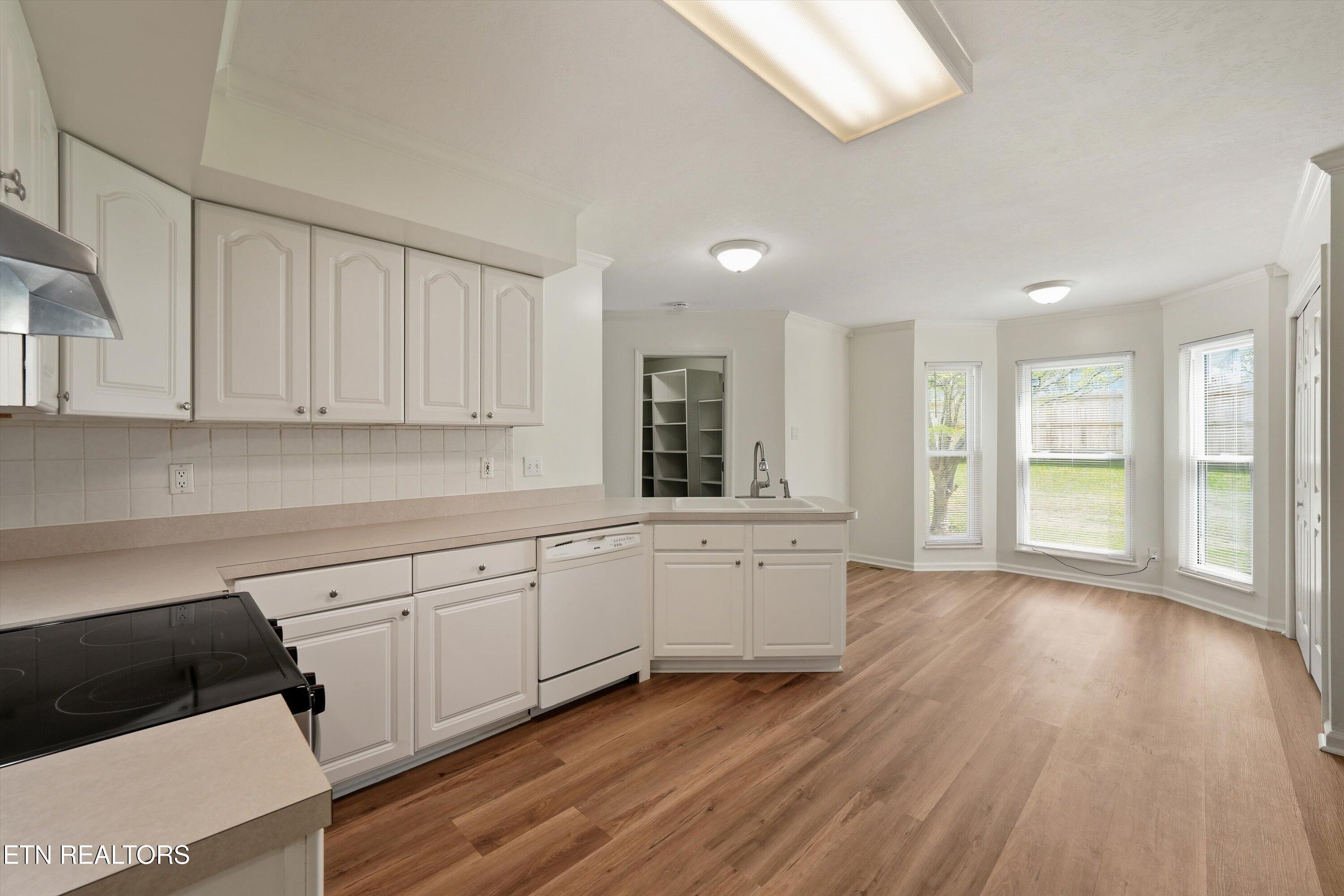2201 East Windbrook Road Knoxville, TN 37923 - Photo 11 of 34 Kitchen